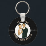 Tacken Retro Vinyl Record Wedding Favor Photo Nyckelring<br><div class="desc">Vintagen Retro Vinyl Record är en unik och ny design för personligen personligt bröllp Favor Photo Tack Keychain. Om du vill ändra texten användor du alternativet Anpassa. Om du vill ha mer omfattande textändringar, t.ex. ändringar av teckensnitt, teckensnitt färg eller storlek text och layout, väljer du alternativet Anpassa. Justera fotot...</div>