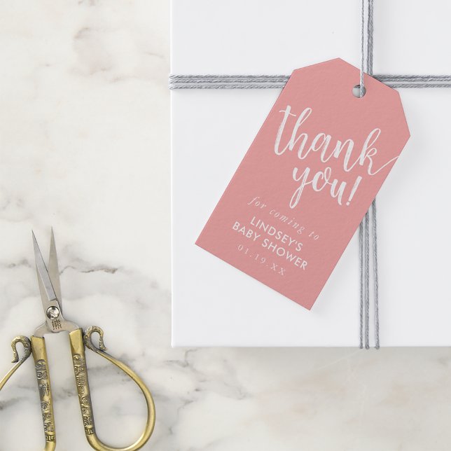 Tacken rosa Hand-Lettered Baby Shower Presentetikett (Skapare uppladdad)