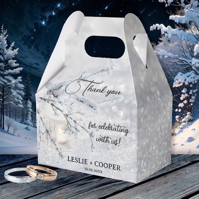 Tacken Snö Lantern Winter Wedding Presentaskar (Winter wedding favor box featuring a candle lit lantern in sparkling snow.)