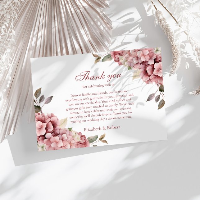 Tackkort för bröllop med dammig rosa hydrangea tack kort (Modern Dusty Rose Hydrangea Wedding Thank You Card on a sunny table with white dry botanicals.)