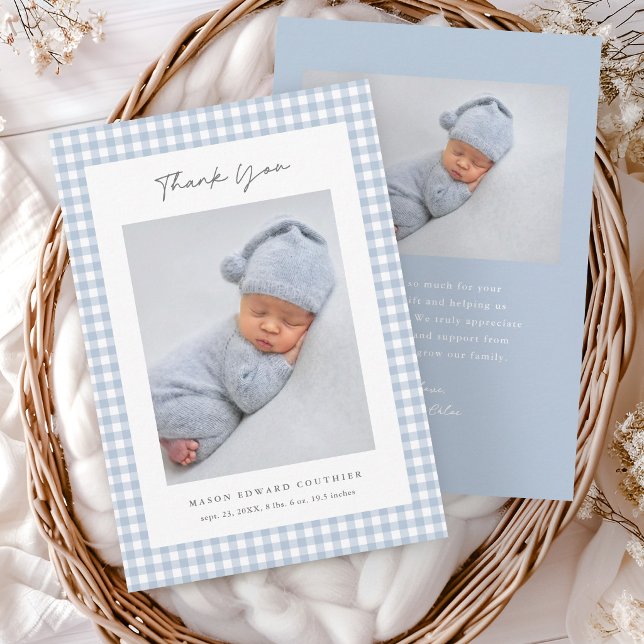 Tackkort för pojkbaby med blå gingham-mönster inbjudningar (Blue Gingham Boys Baby Photo Thank You Cards. )