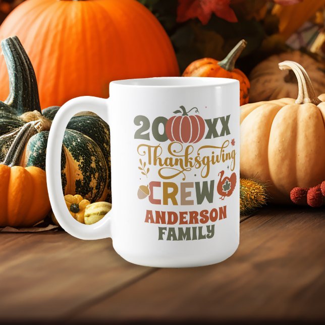 Tacksägelsemiddag Familjenamn År Minnessaker Kaffemugg ("Thanksgiving Crew" family keepsake mug)