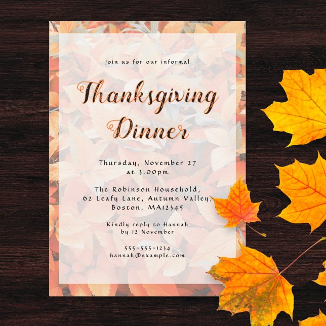 Tacksägelsemiddag Orange Höstlöv Inbjudningar (An invitation to a Thanksgiving Dinner, with orange leaves design, script typography and custom text)