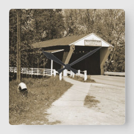 Täckt brygga fyrkantig klocka