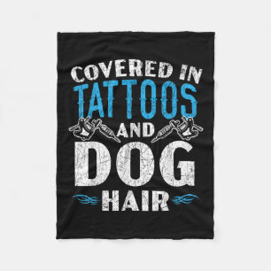 Täckt med tatueringar och Hund HH-tatuering p Fleecefilt