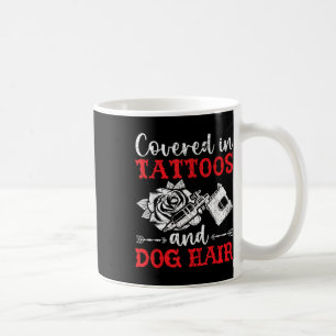 Täckt med tatueringar och Hund HH-tatuering p Kaffemugg