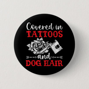 Täckt med tatueringar och Hund HH-tatuering p Knapp