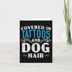 Täckt med tatueringar och Hund HH-tatuering p Kort