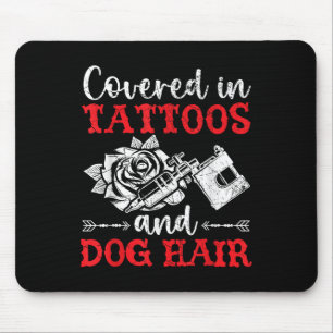 Täckt med tatueringar och Hund HH-tatuering p Musmatta
