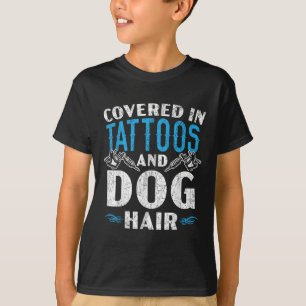 Täckt med tatueringar och Hund HH-tatuering p T Shirt