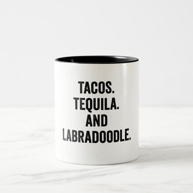 Tacos Tequila och Labradoodle Två-Tonad Mugg (Center)