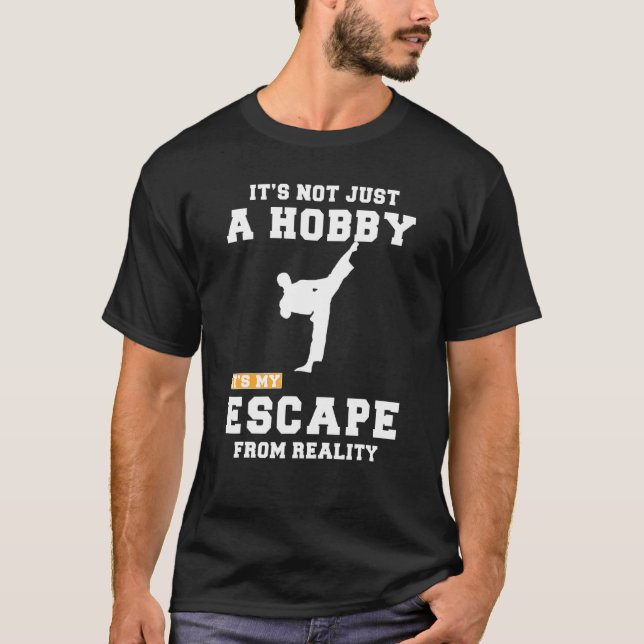Taekwondo är inte bara en hobby som jag kan undkom t shirt (Framsida)