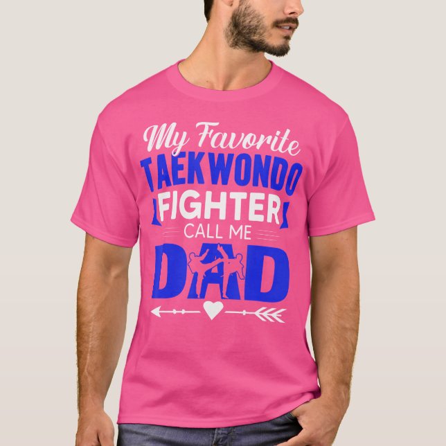 Taekwondo Fighter ringer mig Pappa Taekwondo Far T Shirt (Framsida)