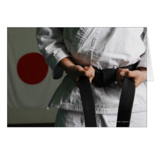 Taekwondo kämpe som drar åt bältet hälsningskort