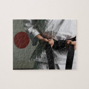 Taekwondo kämpe som drar åt bältet pussel