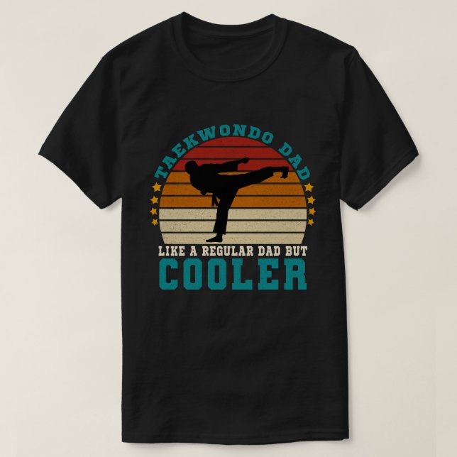 Taekwondo Pappa som ett vanligt Pappa men kylare T Shirt (Design framsida)