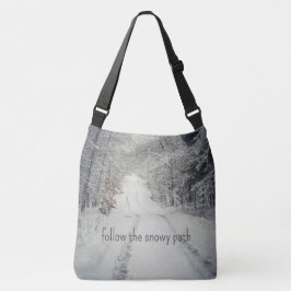 Tåg genom en vinterskog täckt av snö axelväska