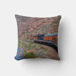 Tåg i en Canyon bredvid en flod Pillow Kudde