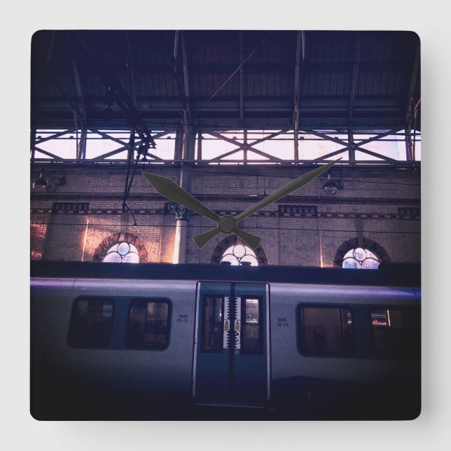 Tåg sida fyrkantig klocka (Framsida)