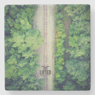 Tåg spårar underlägg sten