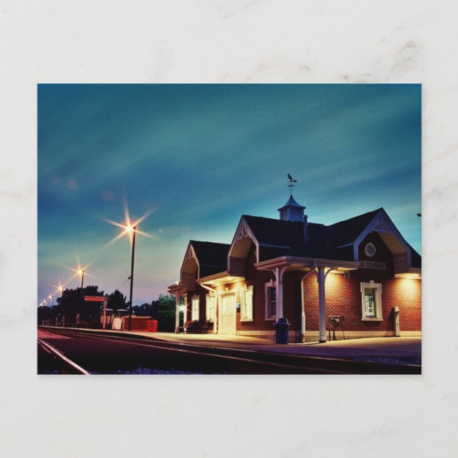 Tåg station på nattkortet. vykort (Framsida)