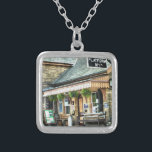 TÅG STATION SILVERPLÄTERAT HALSBAND<br><div class="desc">Söt och quaint Hampton Loade tåg station på järnvägen i Severn Valley. England UK.</div>