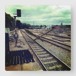 Tåg vid lager fyrkantig klocka