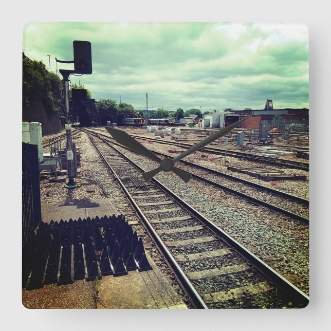 Tåg vid lager fyrkantig klocka (Framsida)