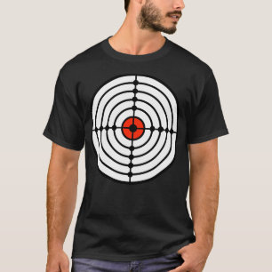 Tagning av mål med Red Bullseye T Shirt