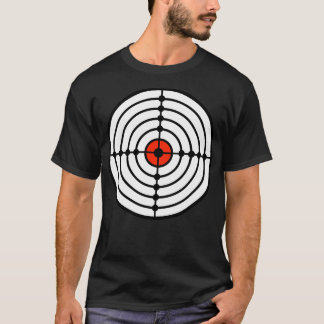 Tagning av mål med Red Bullseye T Shirt