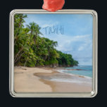Tahiti Sand Beach Blå himmel Handflatan Träd Julgransprydnad Metall<br><div class="desc">Tahiti Sand Beach Blå himmel Handflatan Träd Vacker sandstrand med blå himmel och grönt handflatan träd. Det här är en semesterplats som vem som helst skulle ha i kärlek. Om du är redo att vara någonstans på en strand,  blöt upp fotot och drömma om att vara där. Perfekt,  souvenir-gåva.</div>