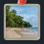 Tahiti Sand Beach Blå himmel Handflatan Träd Julgransprydnad Metall<br><div class="desc">Tahiti Sand Beach Blå himmel Handflatan Träd Vacker sandstrand med blå himmel och grönt handflatan träd. Det här är en semesterplats som vem som helst skulle ha i kärlek. Om du är redo att vara någonstans på en strand,  blöt upp fotot och drömma om att vara där. Perfekt,  souvenir-gåva.</div>