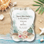 Tahiti | Tropiska vattenfärger Handflatan Löv & Bl Spara Datumet<br><div class="desc">Öinspirerad Spara datumkortet har en arrangemang av blommor av typen hibiscus,  flamingo och jasmine,  och handflatan löv med en akvblått vattenfärg tvättar bakgrund. Den omvända sidan är en abstrakt fläkt handflatan löv i skuggor av khaki beige och taupe. Perfekt för strand,  destination och tropiska teman.</div>