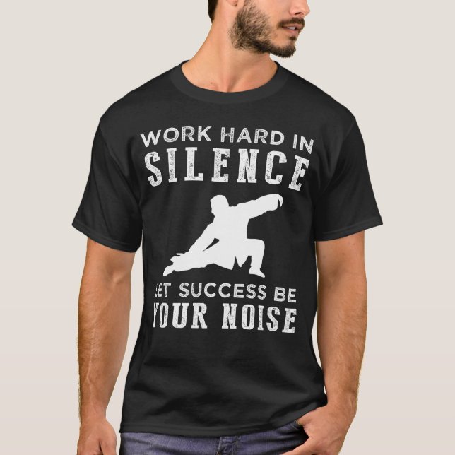 Tai Chi arbetar hårt med tystnadsofferttesten T Shirt (Framsida)