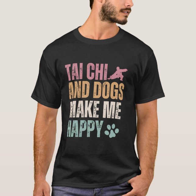 Tai Chi och Hundar gör mig Lycklig funny T Shirt (Framsida)