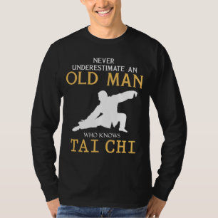 Tai Chi Wit: Underskatta aldrig en gammal man med T Shirt
