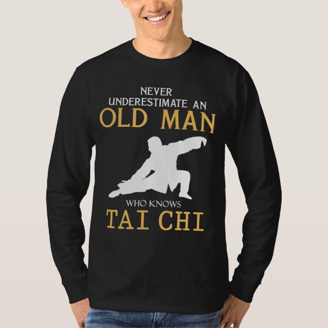 Tai Chi Wit: Underskatta aldrig en gammal man med  T Shirt (Framsida)