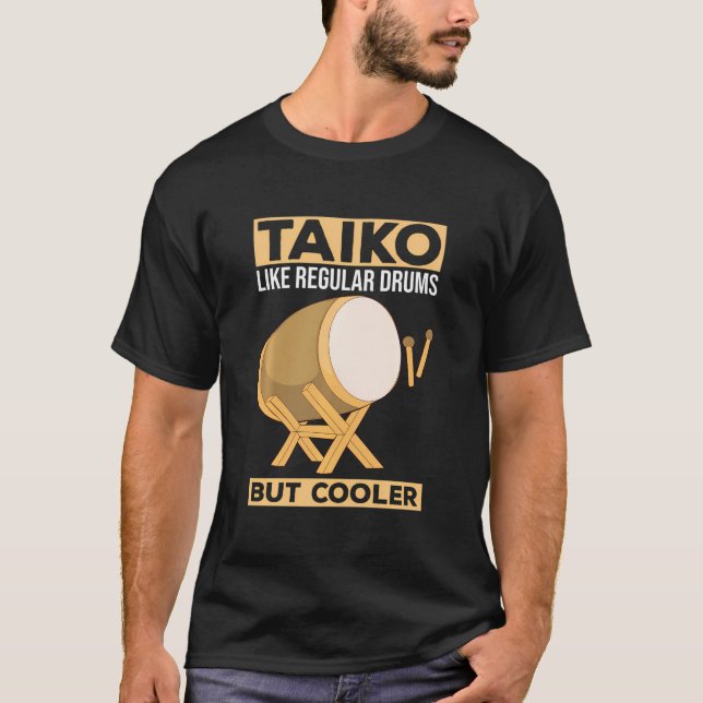Taiko - som vanliga drumar - men kylare Drummer en T Shirt (Framsida)