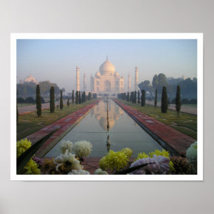 Taj Mahal Mausoleum vid Sunrise Poster