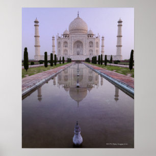 Tajen Mahal reflekterade perfekt i bassängen in Poster