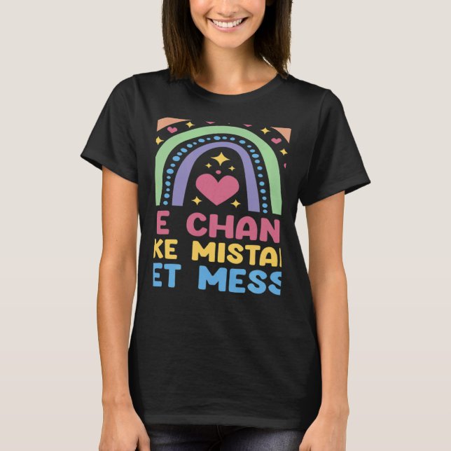 Take Chances Make Mistakes Get Messy Rainbow Teach T Shirt (Framsida)