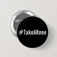 #TakeAKnee, fet vit text på svart knapp