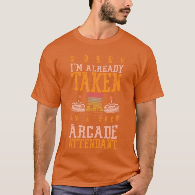 Taken By Sey Arcade Attendant Controller Machine G T Shirt (Framsida)