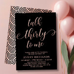 Tala 30 till mig Ro Guld skript 30års födelsedag Inbjudningar<br><div class="desc">Chic Elegant Talk 30 to Me Script 30års födelsedag Call in Black and Ro Guld. I den moderna kvinnomallen födelsedagsfest inbjudan finns snyggt "Talk Thirty To Me" i stor faux guld-folie från ro med snabb handskriven kalligrafi (eller typografi)-skript med svan-teckensnitt, party-detaljer i ro guld färg med svart bakgrund. Vid den...</div>