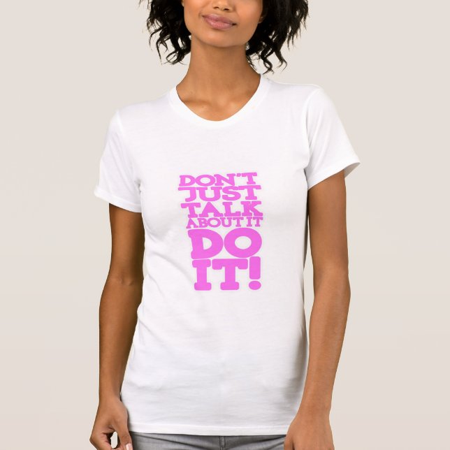 Tala inte precis gör det den rosa utslagsplatsen t shirt (Framsida)