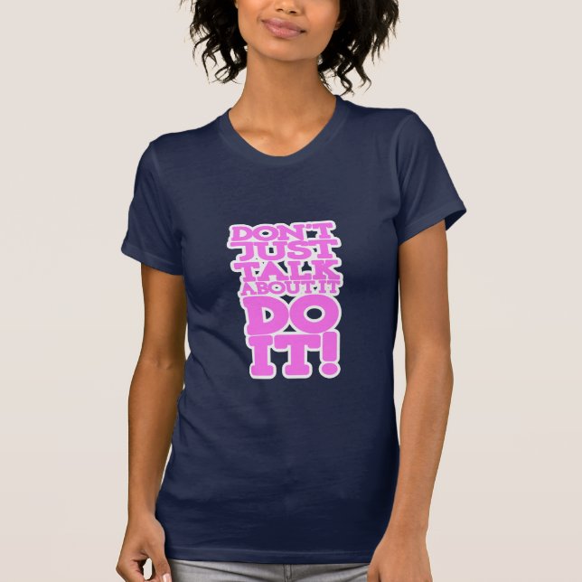 Tala inte precis gör det den rosa utslagsplatsen t shirt (Framsida)