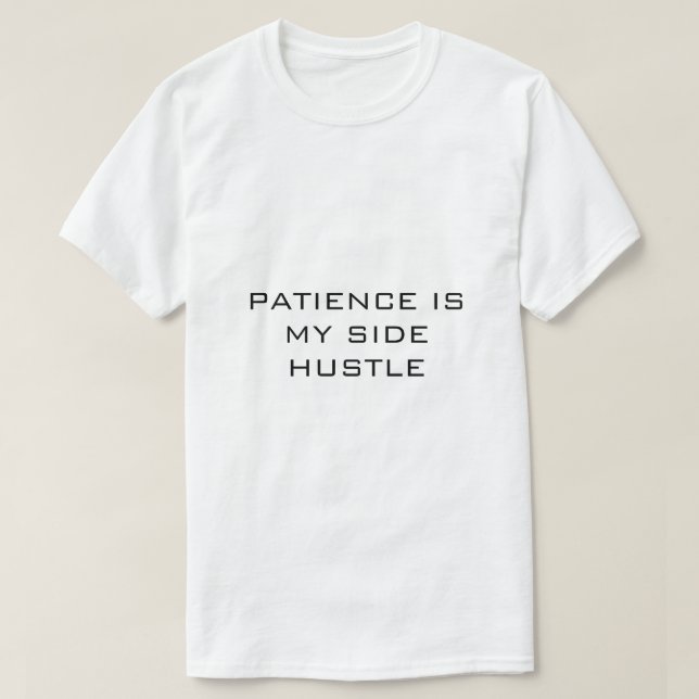 TÅLAMOD HETER MIN BISTÅNDSYRKESAK Vit T Shirt (Design framsida)