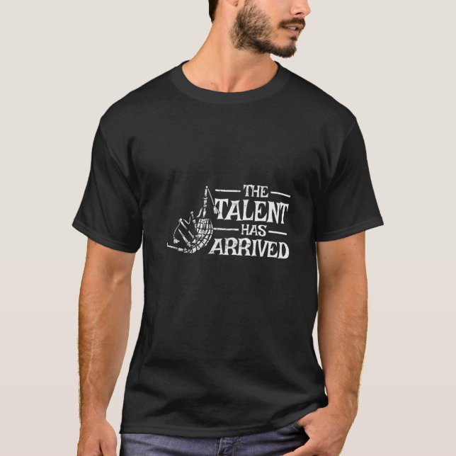 Talangen har anlänt bagpiper bagpiping bagpipe. t shirt (Framsida)