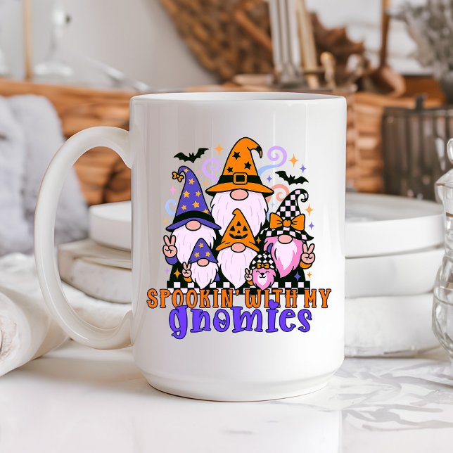 Talare med mina vänner: Retro Halloween-vänner Kaffemugg (Get festive with spookin' with my gnomies — a Halloween friends design full of humor and charm.)
