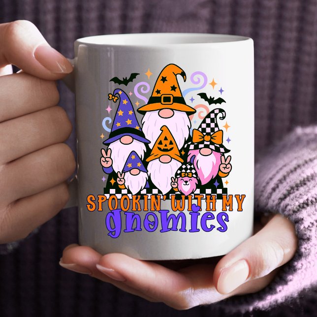 Talare med mina vänner: Retro Halloween-vänner Kaffemugg (Get festive with spookin' with my gnomies — a Halloween friends design full of humor and charm.)